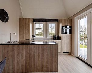 Stijlvolle keuken in Notario 4 personen Wellness, vakantiehuis in Lichtenvoorde, Achterhoek, met moderne apparatuur en uitzicht op de tuin.