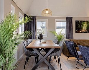 Interieur van Notario 4 personen Wellness, vakantiehuis in Lichtenvoorde, Achterhoek, met moderne meubels en een warme sfeer.