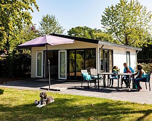 Ontspannen op het terras van Landhuis 5 personen MIVA in Lichtenvoorde, Achterhoek, Gelderland.