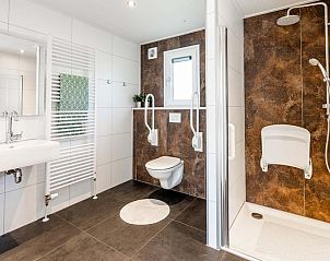 Moderne badkamer in Landhuis 5 personen MIVA, Lichtenvoorde, Achterhoek, Gelderland.