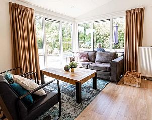 Lichte woonkamer met uitzicht in Landhuis 5 personen MIVA, Lichtenvoorde, Achterhoek, Gelderland.