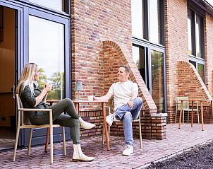 Terrasplezier bij Vakantiehuisje in Neede, Achterhoek, genieten van de zon en frisse lucht.