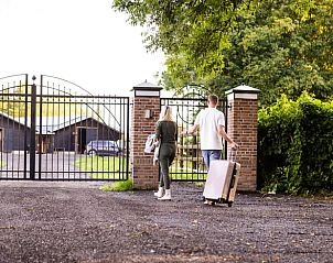 Aankomst bij de poort van Vakantiehuisje in Neede, Achterhoek, met een sfeervolle entree.