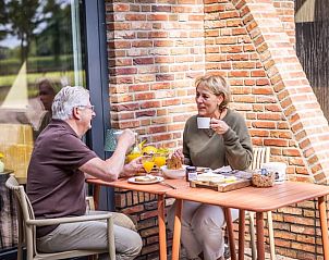 Gezellig samenzijn op het terras van Vakantiehuisje in Neede, Achterhoek, met koffie en lekkernijen.