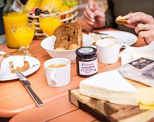 Heerlijk ontbijt op het terras van Vakantiehuisje in Neede, Achterhoek, met lokale producten.