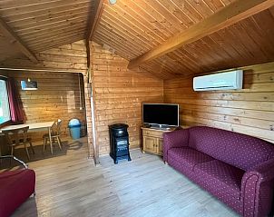 Gezellige binnenruimte van Vakantiehuisje in Neede met comfortabele zithoek, gelegen in de Achterhoek, Gelderland.