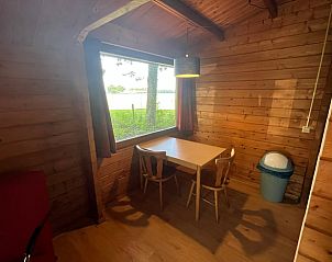 Eethoek met uitzicht op de natuur in Vakantiehuisje in Neede, ideaal voor een ontspannen verblijf in de Achterhoek, Gelderland.