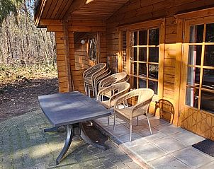 Gezellig terras bij Huisje in Neede, Achterhoek, perfect voor ontspannen momenten.