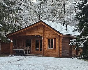Sneeuw bedekt Huisje in Neede, Achterhoek, voor een winterse vakantie-ervaring.