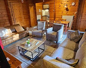 Ruime zitkamer en keuken in Huisje in Neede, Achterhoek, ideaal voor families.