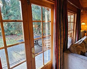 Uitzicht vanuit de woonkamer van Huisje in Neede, Achterhoek, op het terras.