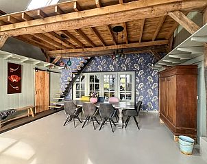 Ruime binnenruimte van Huisje in Neede, vakantiehuis in de Achterhoek, Gelderland, met houten balken.