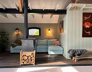 Gezellige zithoek met houtkachel in Huisje in Neede, vakantiehuis in de Achterhoek, Gelderland.