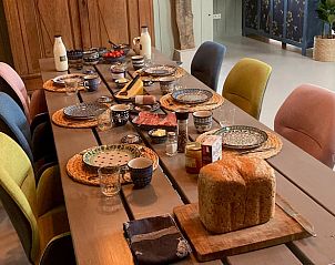 Gedekte eettafel voor ontbijt in Huisje in Neede, vakantiehuis in de Achterhoek, Gelderland.