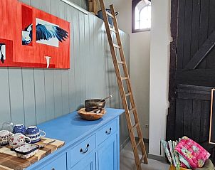 Decoratieve hoek met ladder in Huisje in Neede, vakantiehuis in de Achterhoek, Gelderland.