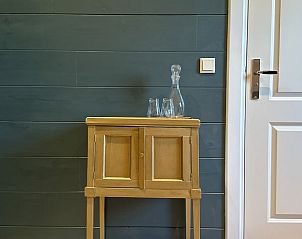 Detail van een houten kast in Huisje in Neede, vakantiehuis in de Achterhoek, Gelderland.