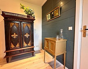 Rustieke inrichting met antieke kast in Huisje in Neede, vakantiehuis in de Achterhoek, Gelderland.