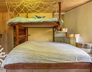 Luxe badkamer in DG1417, een vakantiehuis in Neede, Achterhoek met marmeren details en moderne voorzieningen.