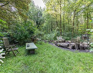 Interieurdetail van DG1417 in Neede, Achterhoek met decoratieve elementen en informatieve boekenplank.