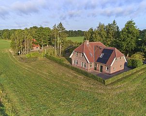 Luchtfoto van t Achterhoes, een charmant vakantiehuis in Neede, Achterhoek, omringd door groene velden en bossen in Gelderland.