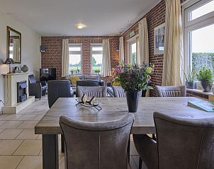 Gezellige woonkamer in vakantiehuis t Achterhoes, Neede, Achterhoek, met uitzicht op het groene landschap van Gelderland.