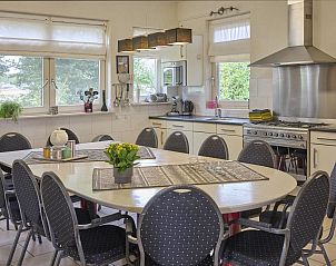 Ruime keuken van vakantiehuis t Achterhoes in Neede, Achterhoek, met moderne apparatuur en grote eettafel voor gezellige maaltijden.