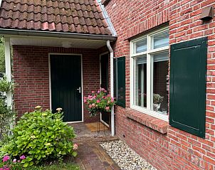 Ingang van Vakantiehuisje in Neede met traditionele bakstenen in Gelderland