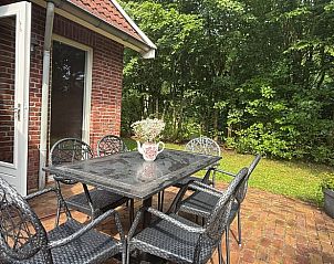 Terras met comfortabele stoelen bij Vakantiehuisje in Neede, Achterhoek