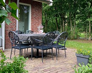 Rustiek terras van Vakantiehuisje in Neede met groene omgeving