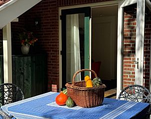 Buitentafel met herfstdecoratie bij Vakantiehuisje in Neede, Gelderland