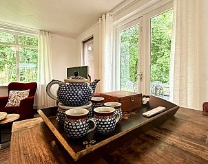 Theeservies in de woonkamer van Vakantiehuisje in Neede, Achterhoek