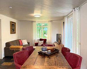 Ruime woonkamer met eetgedeelte in Vakantiehuisje in Neede, Gelderland