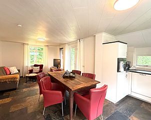 Open woonkamer en keuken in Vakantiehuisje in Neede, ideaal voor gezinnen