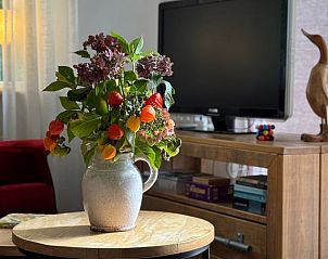 Decoratieve bloemen in de woonkamer van Vakantiehuisje in Neede, Achterhoek
