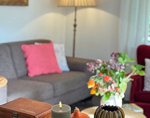 Sfeervolle woonkamer met kaarsen in Vakantiehuisje in Neede, Achterhoek