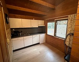 Moderne keuken in Vakantiehuisje in Neede, compleet uitgerust voor een comfortabel verblijf in de Achterhoek.