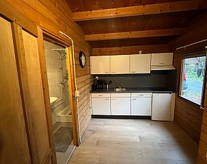 Keuken en badkamer in Vakantiehuisje in Neede, praktisch en volledig uitgerust in de Achterhoek, Gelderland.