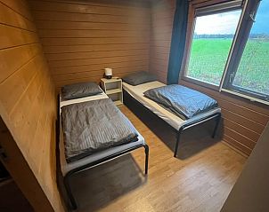 Slaapkamer met twee eenpersoonsbedden in Vakantiehuisje in Neede, ideaal voor gezinnen in de Achterhoek.