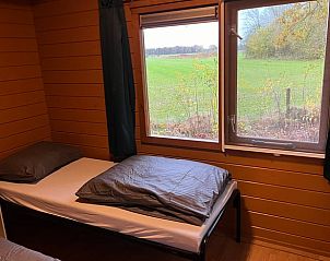 Comfortabele slaapruimte met uitzicht op de natuur in Vakantiehuisje in Neede, Achterhoek, Gelderland.