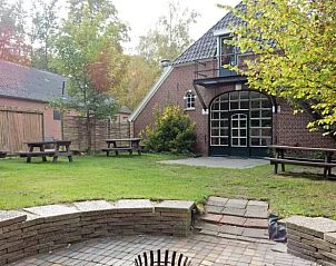 Rustiek vakantiehuis Huisje in Neede, Achterhoek, met ruime tuin en picknicktafels, omgeven door groene natuur in Gelderland.