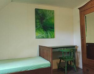 Sfeervolle slaapkamer in Huisje in Neede, vakantiehuis in de Achterhoek, Gelderland. Comfortabel interieur met rustgevende groene accenten.