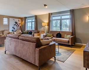 Gezellige woonkamer van Stroombroek 16-persoons woning in Braamt, ideaal voor ontspanning in de Achterhoek.