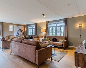 Ruime woonkamer van Stroombroek 16L in Braamt, Achterhoek, met veel natuurlijk licht en stijlvolle meubels.