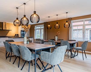 Keuken met kookeiland in Stroombroek vakantiewoning in Braamt, ideaal voor grote groepen in de Achterhoek.