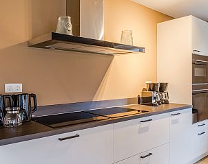 Open keuken en eetruimte in Stroombroek 16L in Braamt, Achterhoek, met uitzicht op de tuin.