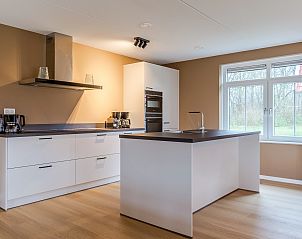 Stijlvolle eetkamer van Stroombroek vakantiehuis in Braamt, Achterhoek, met moderne stoelen en houten tafel.
