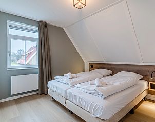 Lichte slaapkamer in Stroombroek 16L accommodatie in Braamt, Achterhoek, met uitzicht op de tuin.