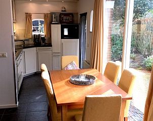 Modern kitchen with dining area in vacation home of mooistevakantiehuis.nl in Winterswijk, Achterhoek, with garden view.
