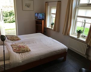 Attractive bedroom in vacation home of mooistevakantiehuis.nl in Winterswijk, Achterhoek, with garden view.