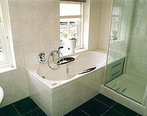 Luxury bathroom with bath and shower in vacation home of mooistevakantiehuis.nl in Winterswijk, Achterhoek.